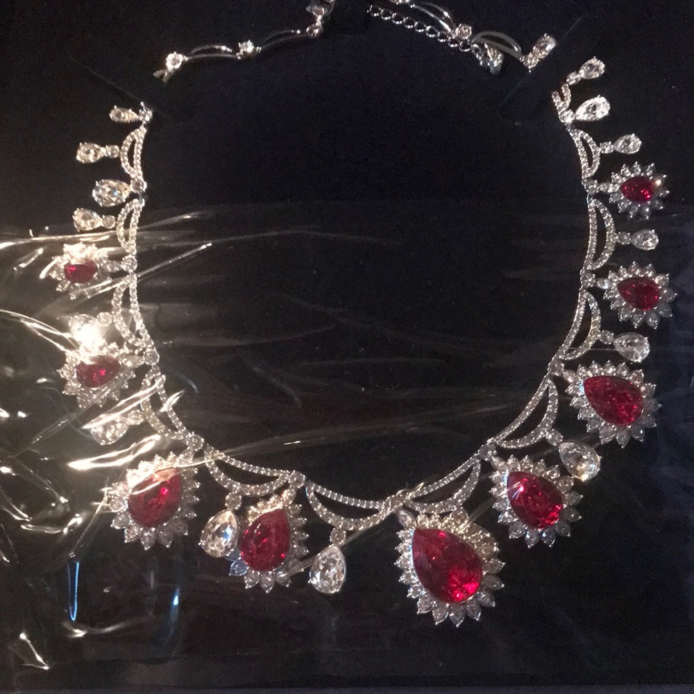 NEW Swarovski Crystal Red all around statement necklace. With matching earring! - Picture 4 of 8